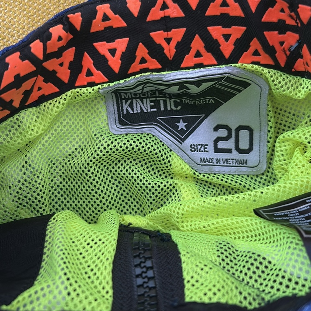 Model Kinetic Pants - Picture 2 of 3